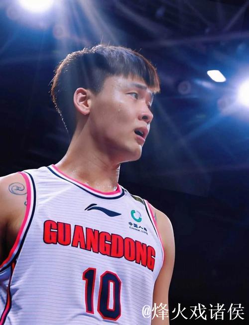 赵睿上半场9分钟贡献8分,投篮5中3,另有1篮板1助攻1抢断 赵睿上半场9分钟贡献8分,投篮5中3,另有1篮板1助攻1抢断